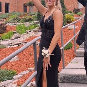 SELLING BLACK SLEEK PROM DRESS